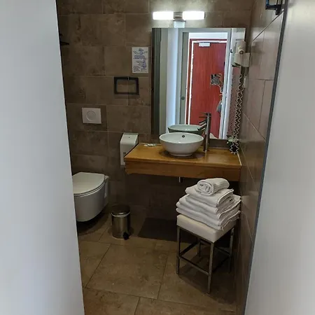 Le Porto T3 55m2 Vue Immeuble Traditionnel En Pierre De Taille Avec Prestations Exceptionnelles Barbecue Ordinateur Videosurveillance Terrasse Panoramique *