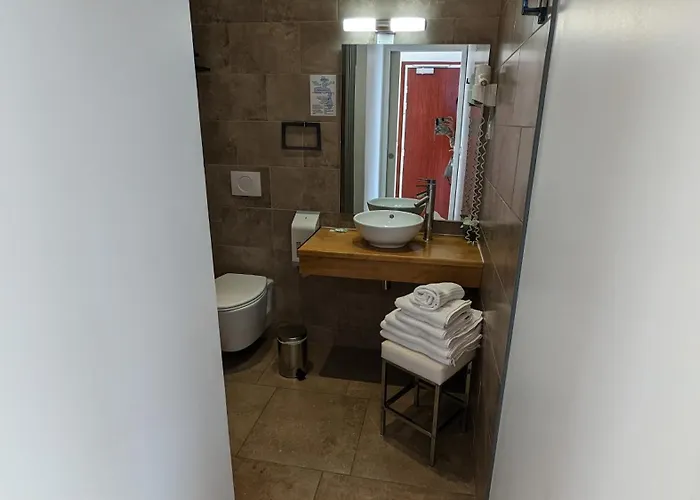 Le Porto T3 55m2 Vue Immeuble Traditionnel En Pierre De Taille Avec Prestations Exceptionnelles Barbecue Ordinateur Videosurveillance Terrasse Panoramique *