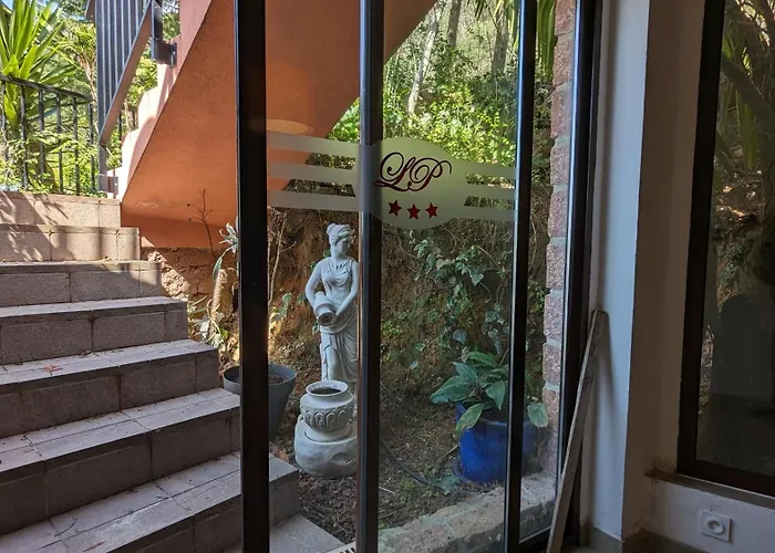 Le Porto T3 55m2 Vue Immeuble Traditionnel En Pierre De Taille Avec Prestations Exceptionnelles Barbecue Ordinateur Videosurveillance Terrasse Panoramique * Porto (Corsica)